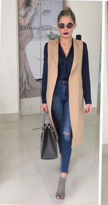 Long Suede Vest Outfit, Long Tan Vest Outfits For Women, Beige Long Vest Outfit, Long Suit Vest Outfits For Women, Outfit Chaleco Cafe Largo, Long Vest Outfit Winter, Sleevless Blazer Outfit, Beige Vest Outfits For Women, Long Vest Outfits For Women