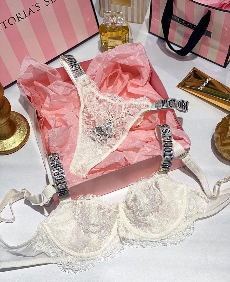 Cute Bras Victoria's Secret, Victoria Secret Lenceria, Victoria Secrets Intimo, Lounge Underware, Lingerie Victoria Secret, Victoria's Secret Aesthetic, Victorias Secret Set, Vs Lingerie, Victoria Secret Outfits