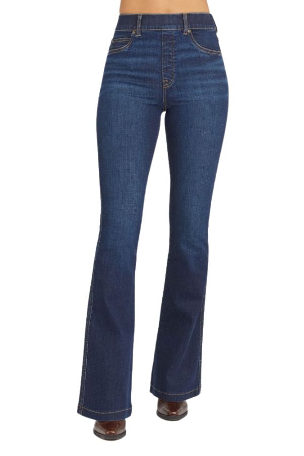 The Spanx Midnight Shade Flare Jeans are  truly the perfect staple! They  were created with comfortable stretch denim, high-rise coverage and the slim built-in. What more could a girl ask for?! Pair it with your favorite tees, sweaters, or blouses!   Size + Fit    Model is wearing size S   Pull-on design = less bulk and a completely flat front​   Hits at natural waist for great coverage​    Inseam: Regular = 34”  Structured stretch-fabric for easy movement and comfort​ Busbee Style, Denim Flare Jeans, Pull On Jeans, Long Jeans, Flare Leg Jeans, Fashion Tips For Women, Petite Outfits, Faux Leather Leggings, Denim Flares