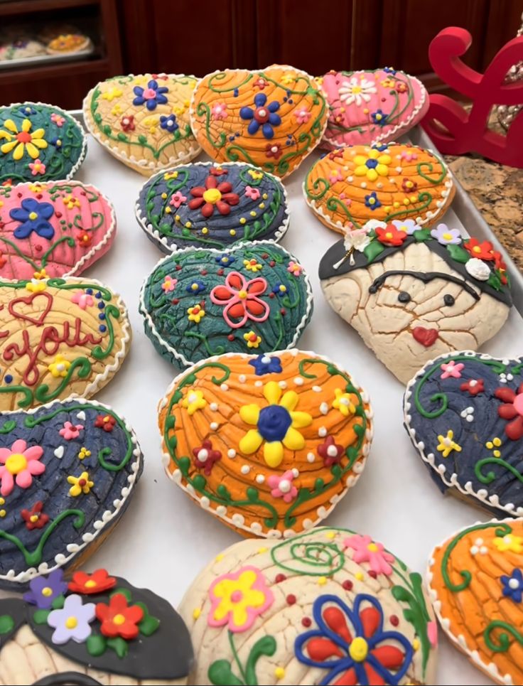 there are many decorated cookies on the table