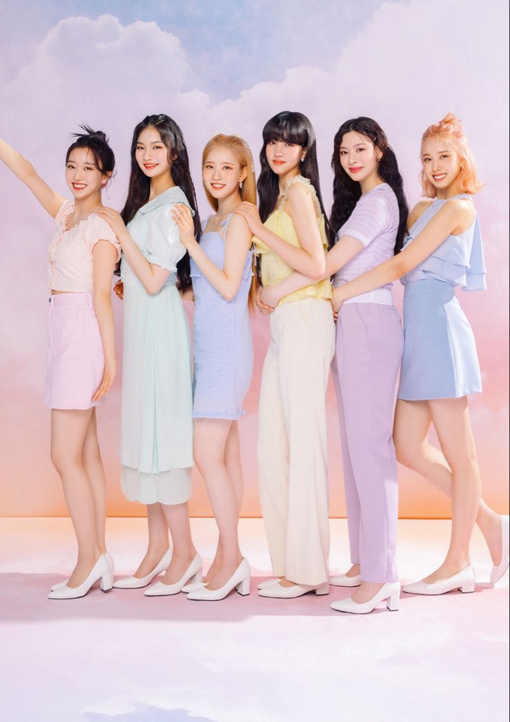 Pastel Group Photoshoot, Pastel Group Outfits, 6 Member Photoshoot, Pastel Outfits Aesthetic, Photoshoot Studio Ideas, Yearbook Photoshoot, Y2k Photoshoot, Lover Outfit, Studio Photoshoot Ideas