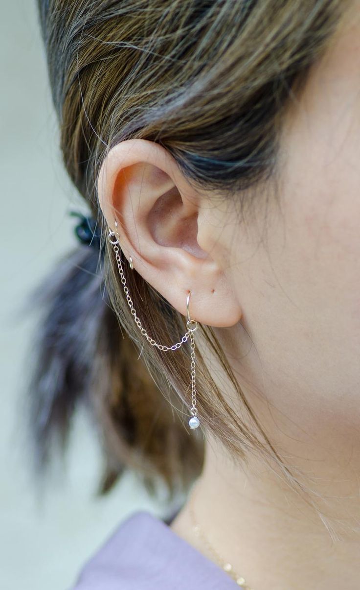 2nd Ear Piercing, Helix Chain, Earrings With Chain, Earring Chain, Ear Cuff Chain, Chain Hoop Earrings, Earring Cuff Chain, Piercing Inspo, Cool Ear Piercings