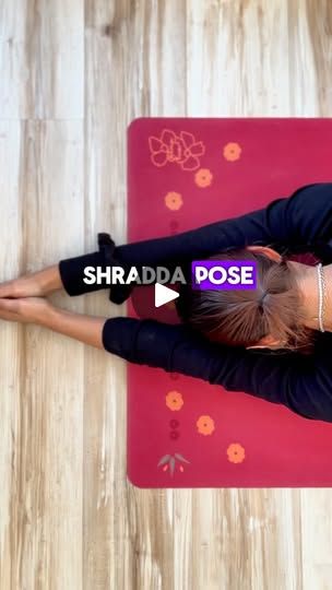 1.7K reactions · 209 shares | ➡️La posture dont on ne te parle pas assez!!

✨Shraddha pose, aussi appelée posture de l’abandon, est une invitation à déposer tout ce qui alourdit ton mental. ✨Allongé(e) sur le ventre, jambes tendues, front et paumes au sol en anjali mudra, tu crées une connexion profonde avec la terre.

✨Rester dans cette posture pendant 5 à 10 minutes active le système parasympathique, responsable de l’apaisement du système nerveux. En appuyant légèrement le front au sol, tu envoies un signal de sécurité à ton cerveau, réduisant ainsi le stress et l’anxiété.

➡️En hiver, cette posture prend une dimension symbolique puissante : elle représente l’introspection et le lâcher-prise nécessaires à cette saison. Elle t’aide à ralentir, à te recentrer avant les fêtes souvent chargé Ayurveda