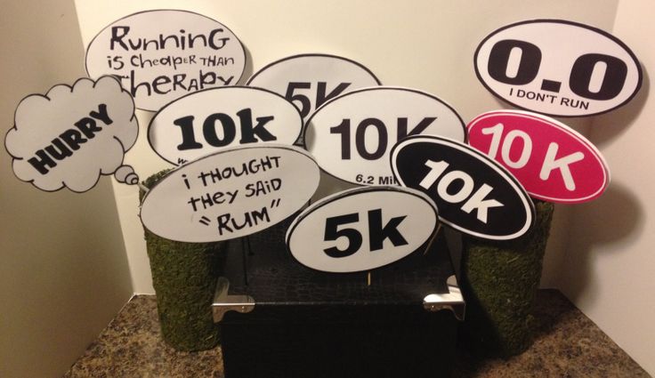 there are many signs on the wall in this room that say 10k and 5k