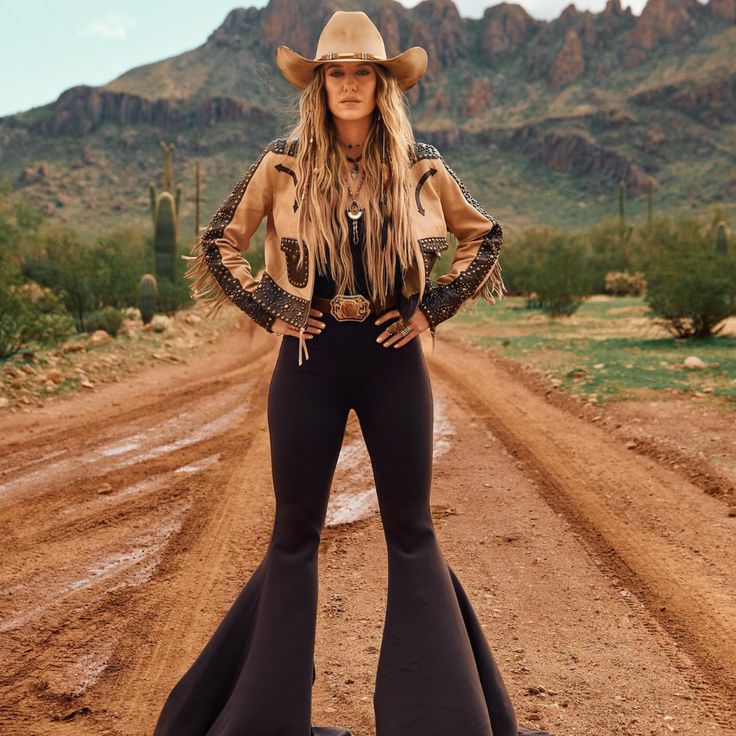 Country Outfits Women, Nfr Outfits, Rhinestone Outfit, Lainey Wilson, Best Country Singers, Girls Run The World, Cute Country Outfits, Country Fashion Women, Country Fashion