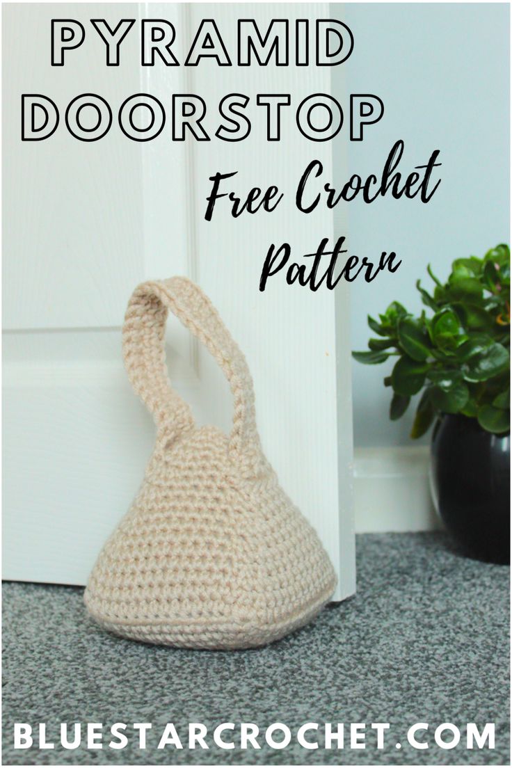 a crocheted purse sitting next to a door with the words, pyramid doorstop free crochet pattern