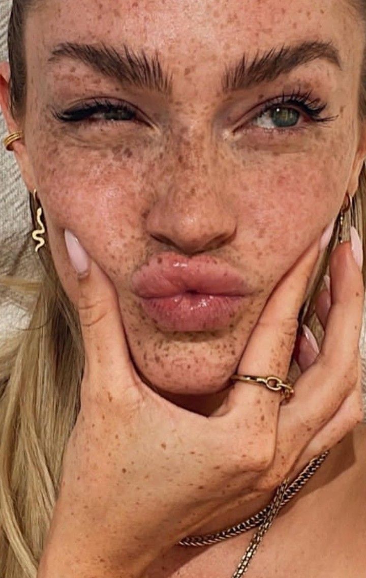 Imperfect Skin Aesthetic, Body Freckles, Freckles Beauty, Freckled Skin, Girl With Freckles, Blonde With Freckles, Clear Eyebrow Gel, Women With Freckles, Freckles Makeup