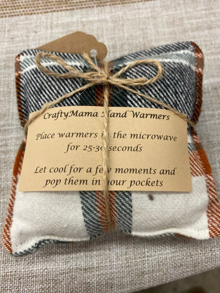 the back of a pillow with a tag on it that says, crafty mama and warmers face warmers the microwave wave for 25 seconds