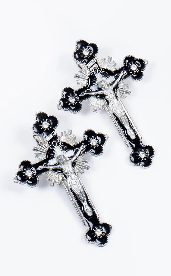 Keep your hair under control with these double crossed hair clips.Each of these gothic hair clips has a cross with a crucifixion charm. With a simple sturdy alligator clip, they will stay where you put them and hold your hair at bay.Made from zinc alloy metal. Comes in a set of 2 or singular. Black - these also come in baby pink here. Measurements: 5.5cm x 4cm. Goth Hair Pins, Gothic Hair Clips, Goth Tie Clip, Skull Hair Clip, Gothic Hair Accessories, Black Hair Clips, Gothic Hairstyles, Goth Hair, Pierced Jewelry