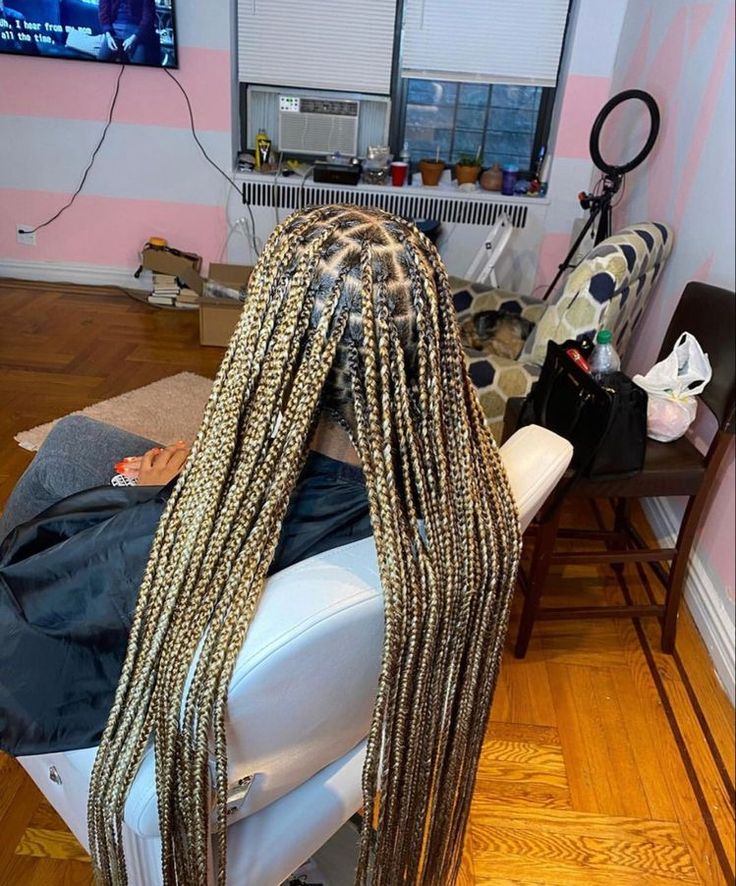 Blonde Medium Knotless Box Braids, Small Colored Knotless Box Braids, Blonde Highlight Knotless Braids, Honey Blonde And Brown Box Braids, Highlight Knotless Braids, Medium Blonde Knotless Braids, Blonde And Brown Braids For Black Women, Knotless Box Braids Blonde, Blond Knotless Braids