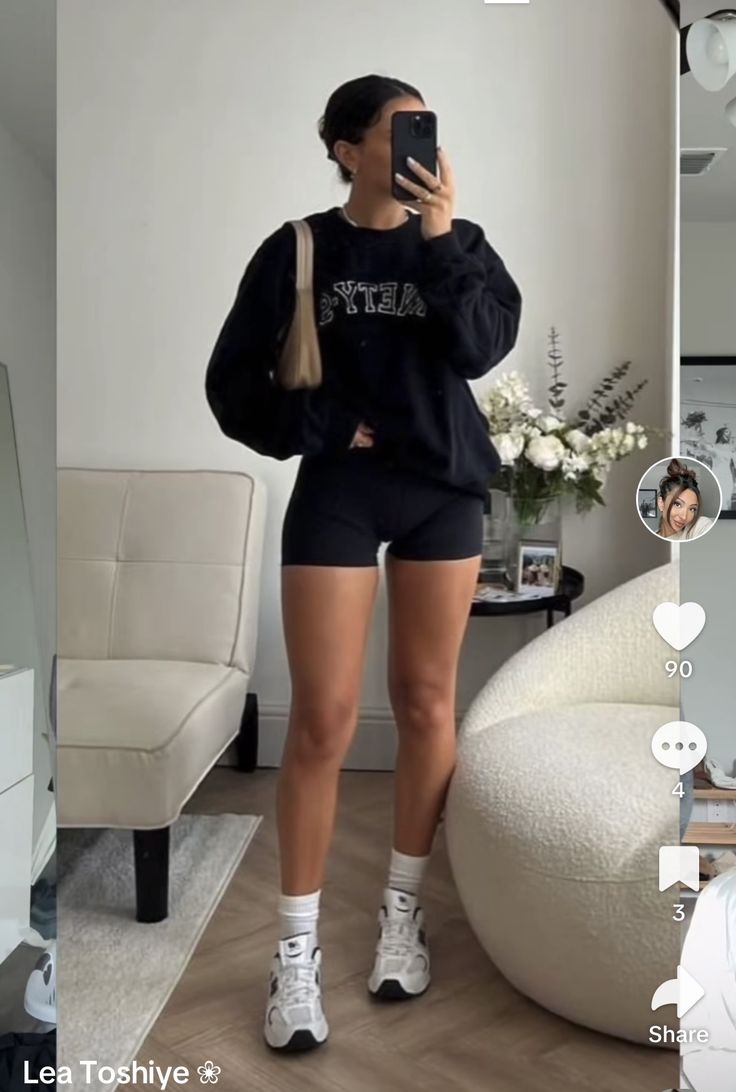 It Girl Gym Outfits, Outfit Cycliste, Athleisure Biker Shorts With Athletic Fit, Athleisure Black Workout Biker Shorts, Athletic Build Women Fashion, Weightlifting Outfit, Athleisure Fitted Biker Shorts For Streetwear, Outfit Running Mujer, All Black Comfy Outfit