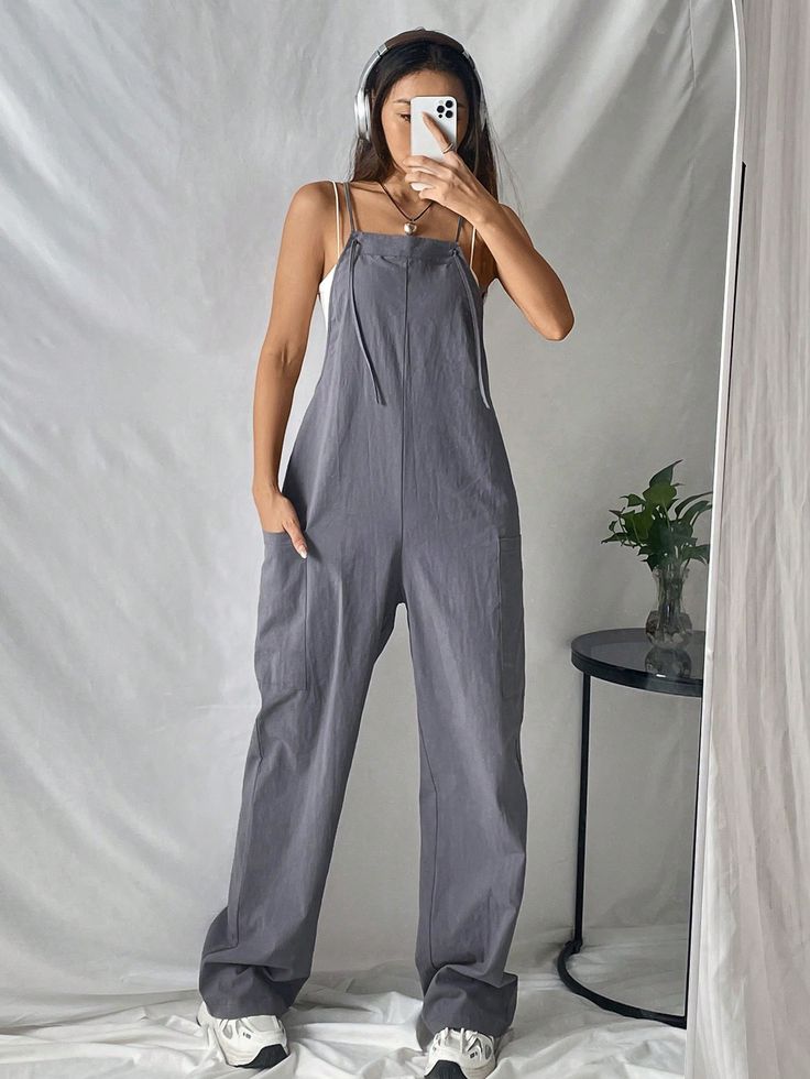 Neblina azul Casual Collar sin mangas Tela tricotada Liso Pantalones de tira Embellished Estiramiento medio Annabelle Core, Grey Overalls, Baggy Jumpsuit, Cotton Overalls, Overalls Outfit, Cami Jumpsuit, Loose Jumpsuit, Linen Fashion, Jumpsuit Outfit