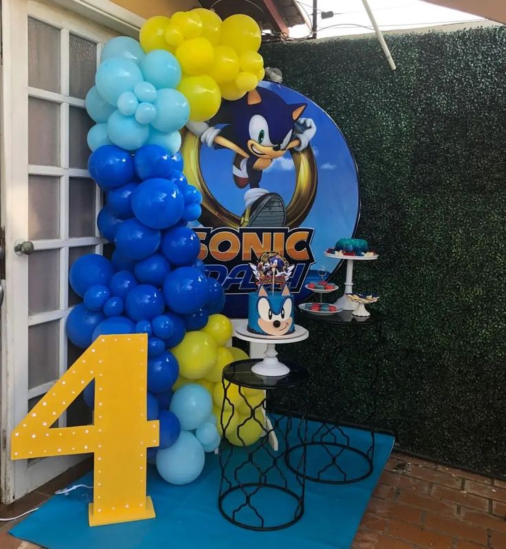 sonic the hedgehog balloon arch at a sonic birthday party