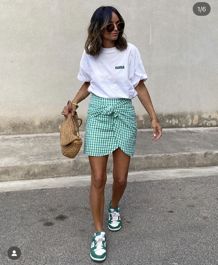 Dress And Sneakers Outfit, Trendy Fall Fashion, Instagram Look, Summer Outfit Inspiration, Spring Outfits Women, All Black Outfit, Summer Fashion Outfits, Basic Outfits, Casual Summer Outfits