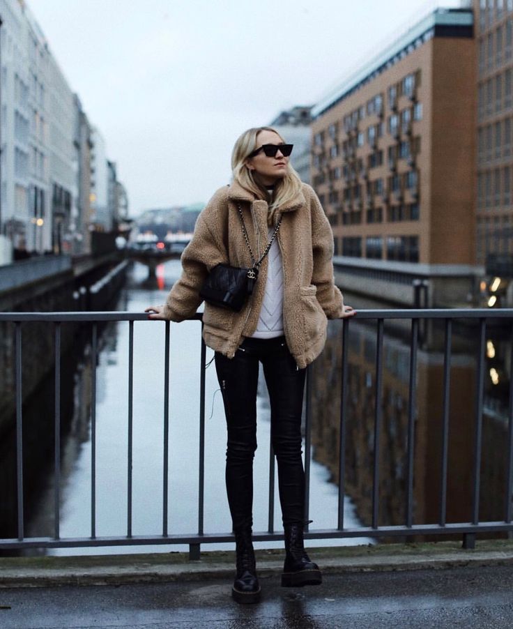 french girl style Teddy Jacket Outfit, Sherpa Jacket Outfit, Teddy Coat Outfit, Coat Street Style, Sherpa Coat, French Girl Style, Jacket Outfit, Coat Outfits, Mode Inspo