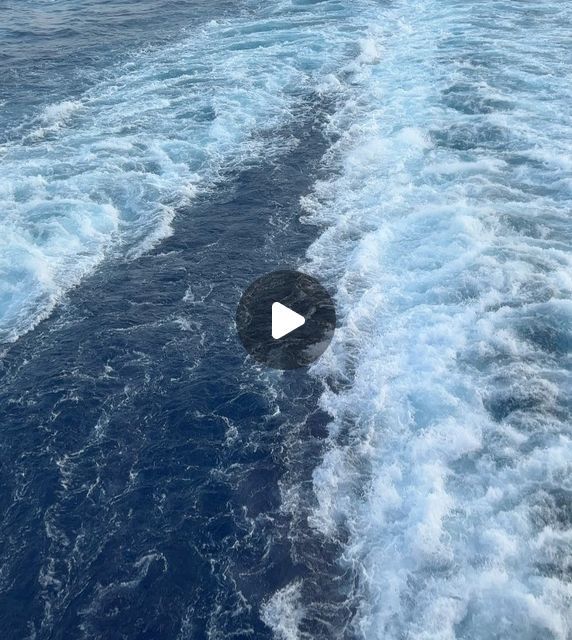 the wake of a boat in the ocean with an arrow pointing to it's left