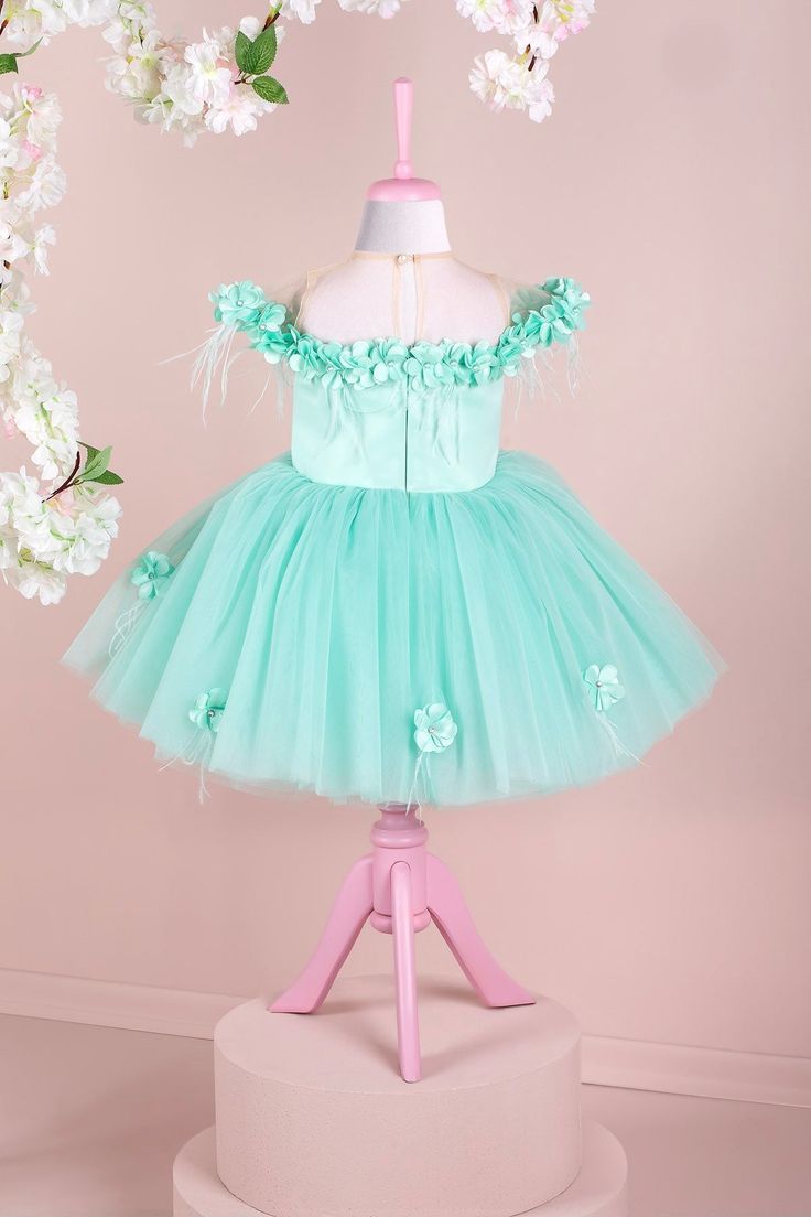 Details Fabric: Satin fabric, 3D flower, dream tulle, cotton lining 3D floral dress in mint green Cap sleeve Illusion collar Mint green 3D flower and ostrich feather on the shoulder from front to back Upper part made of mint green satin Front and back of the skirt decorated with 3D flowers Knee-length skirt Tulle layered skirt Hair accessory included Suggestions for the use of Violet Tiffany Party Dress Special design girls dress for special parties Special costume dress in the concept of flower