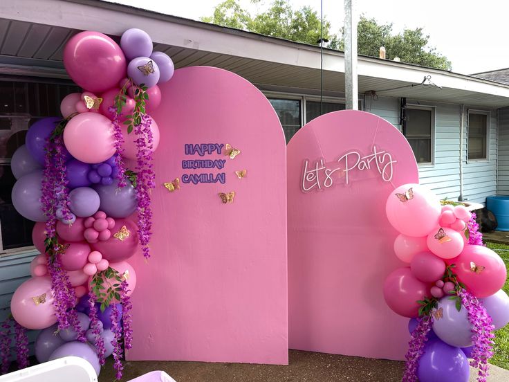 balloons and streamers decorate the entrance to a party