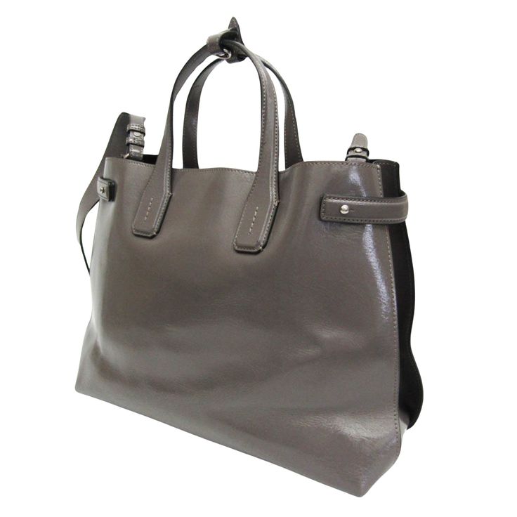 Brand: Burberry Model: Color: Grey Material: Leather Inclusions: dust bag, shoulder strap Dimensions: 27.5cm x 35cm x 14.5cm Serial number: ITCORDI17CAL Country of origin: Italie Condition: AB - good condition. This Burberry handbag and shoulder bag in dark gray enamel leather is a versatile and stylish accessory for women. The bag showcases insignificant overall scratches, dirt, and traces of use, maintaining its excellent condition. Crafted from high-quality leather, this Burberry piece is per Burberry Handbag, Burberry Models, Fendi Shoes, Balenciaga Bag, Bottega Veneta Shoulder Bag, Burberry Handbags, Grey Material, Branded Handbags, Fendi Bags