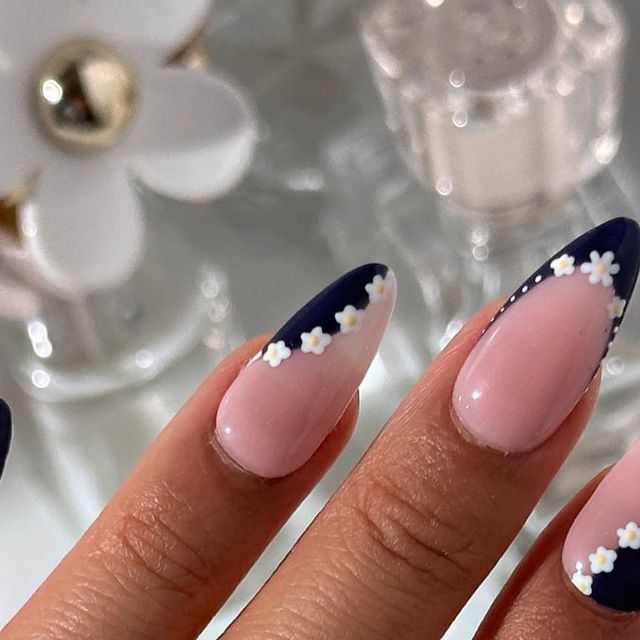 pearlie pressed | diy nail art | gel x on Instagram: "navy blue spring nails 🫐☁️ - what do you think?  using @beetlesgelpolish “floral rhapsody”  [flower nails, flower nails art, pink flower nails, flower nails inspo, flower almond nails, spring flower nail art, flower nail art, flower nail art design, hand painted flower nail art, nail art with flower, simple flower nail, nail inspo, nail inspiration, nails inspo 2024, long nails inspo, trendy nails designs, trendy nails for 2024]  #flowernailart #flowernail #flowernaildesign #flowernailsart #flowernails🌺 #flowernails #floralnails #floralnailart #nailswithflowers #springnails #springnailart #pinkflowernails #flowernailinspo #frenchtipnails" Pink And Blue Nails Flowers, Side Flower Nail Design, Mail Ideas Almond, Classy Flower Nails, Easy Blue Nail Art, Baddie Nail Designs Blue, Sunner Nails Idea, Navy Almond Nails Design, Nail Art Inspo 2024