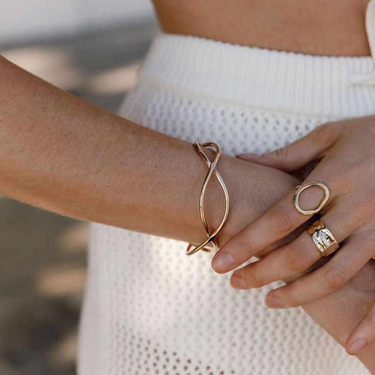 Classic design with a modern flair, our Cali Beach Waves Cuff is minimalist jewelry at its finest. This is the bracelet you will be grabbing day after day! Material: Copper Finish: Gold Plated, Silver Plated, Matte Black Last Chance = FINAL SALE Cali Beach, Knot Bracelet, Hypoallergenic Jewelry, Copper Finish, Jewelry Manufacturers, Gold Jewelry Fashion, Vintage Bracelets, Beach Waves, Last Chance