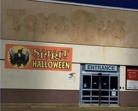 an entrance to a halloween store with the words spirit on it's front door