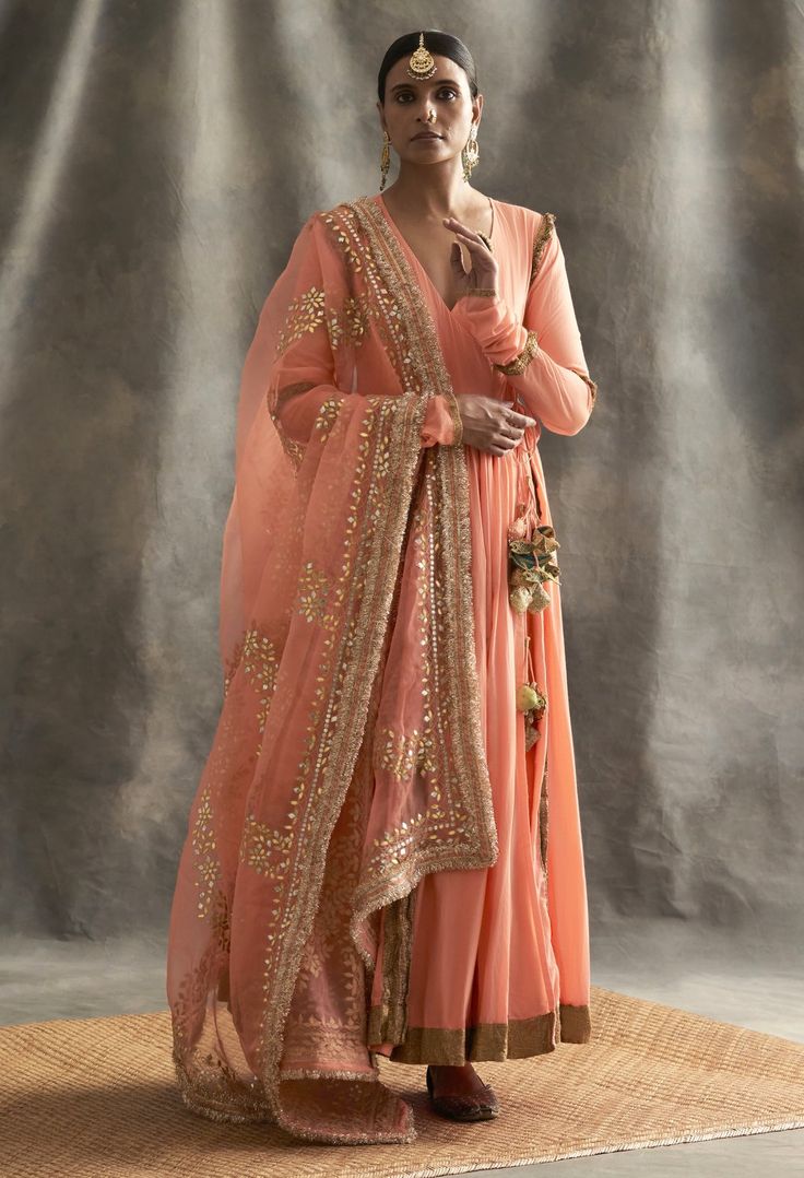 This set features a kurti with one of the kind embossed khadi highlighted with dabka and zardozi,the 2 paneled sharara also has the intricate khadi blocking, while the dupatta is made of organza wi... Peach Suit Indian, Peach Suit, Glitter Suit, Chanderi Dupatta, Silver Jacket, Elegant Maxi Dress, Amritsar, Anarkali Suit, Skirt And Blouse