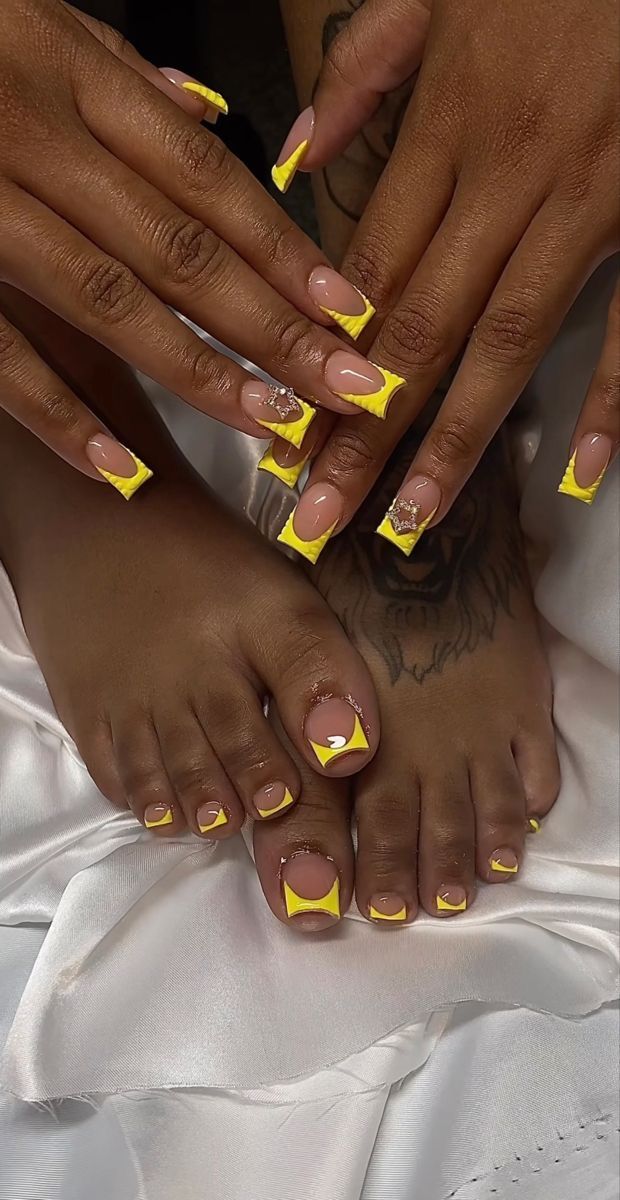 Hands And Toes Nails Matching, Short Nail And Toes Matching Ideas, Nails And Toes Matching, Summer Yellow Nails, Jamaica Nails, Yellow Acrylic Nails, Yellow Toe Nails, Acrylic Nails Yellow, Jamaica Trip