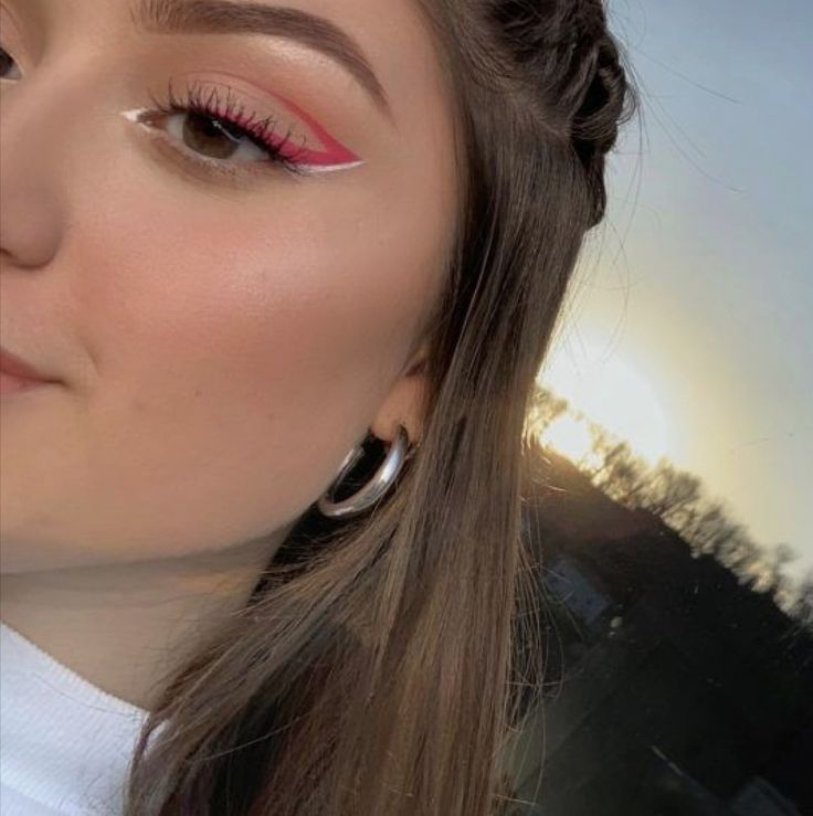 Eyeliner Aesthetic, Pink Eyeliner, Mekap Mata, Eye Makeup Looks, Door Diy, Graphic Makeup, Smink Inspiration, Eye Makeup Designs, Makijaż Smokey Eye