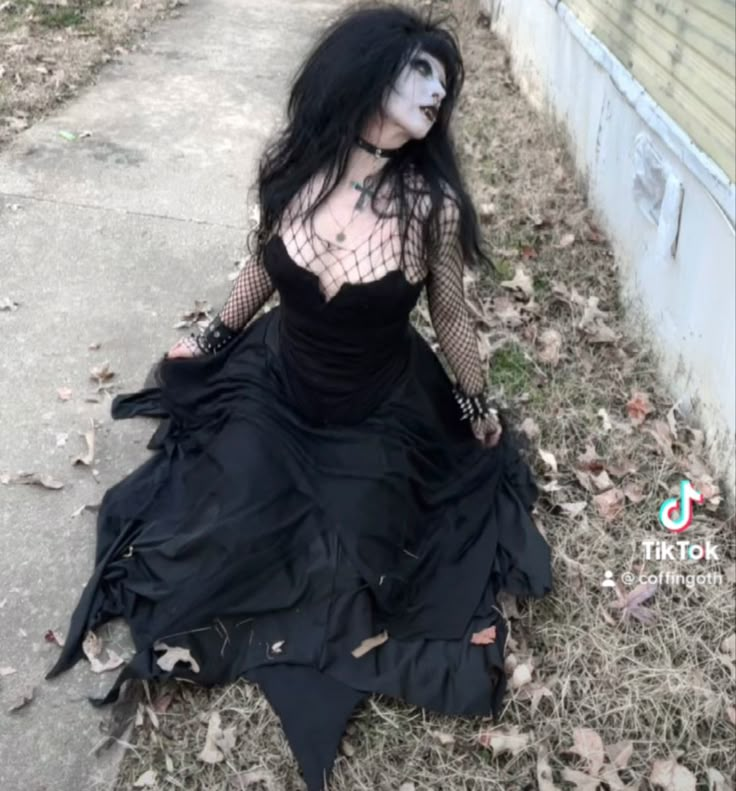 Goth Gown Aesthetic, Goth Prom Ideas, Real Goth Outfits, Victorian Goth Dress Aesthetic, Chubby Goth Outfit, Real Goth, Chubby Goth, Trad Goth Dress, Trad Goth Fashion