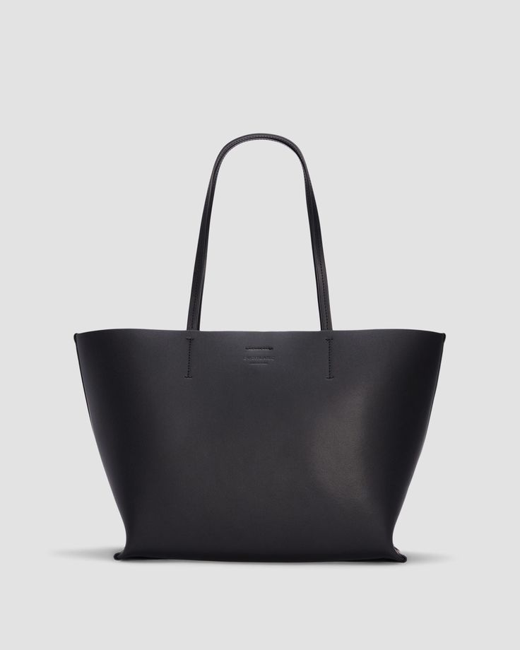 The Luxe Medium Italian Leather Tote Black – Everlane Everlane Tote, Everlane Bag, Cotton Beach Bag, Studio Bag, Sleek Chic, Everyday Tote Bag, Market Tote Bag, Genuine Leather Totes, Denim Tote Bags