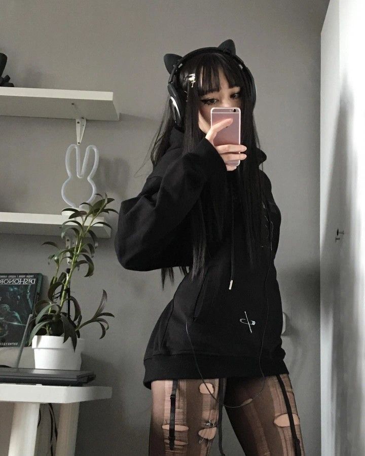 Ripped Tights Outfit, Grunge Style Aesthetic, Welcome To Instagram, Ripped Tights, Goth Women, Alt Fashion, Style Aesthetic, Write To Me, Grunge Style