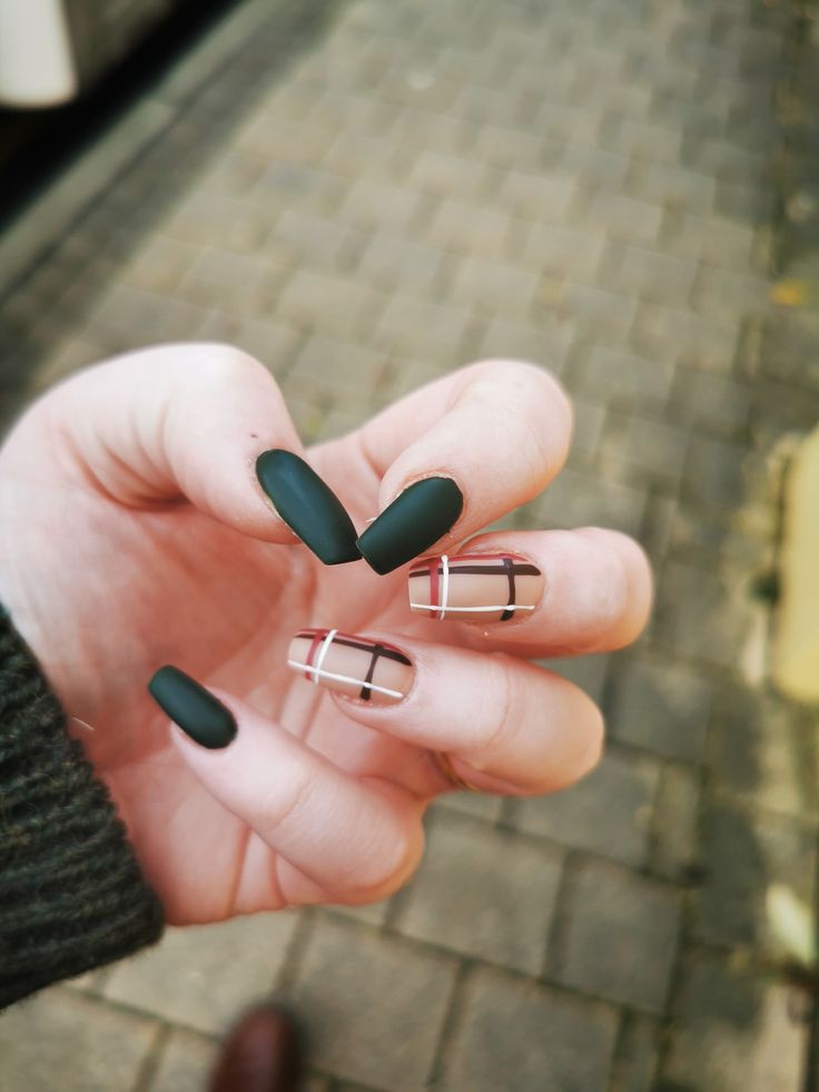 Tartan print dark green nails Nail Ideas Dark Academia, Dark Academia Nail Ideas, Squoval Nails Winter, Dark Green Autumn Nails, Academia Nails Aesthetic, Dark Academia Nails Acrylic, Squoval Winter Nails, Dark Academia Nails Ideas, Acrylic Squoval Nails