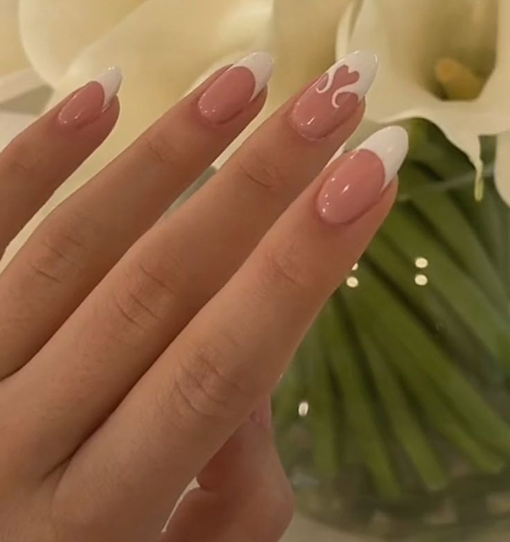 Nails Oval Inspiration, Oval Nail Inspo Aesthetic, Oval Short Acrylic Nails, Cute Oval Acrylic Nails, Natural Nail Ideas Gel, Oval Acrylic Nails Designs, Nail Inspo Oval, Aesthetic Simple Nails, Heart French Tip Nails