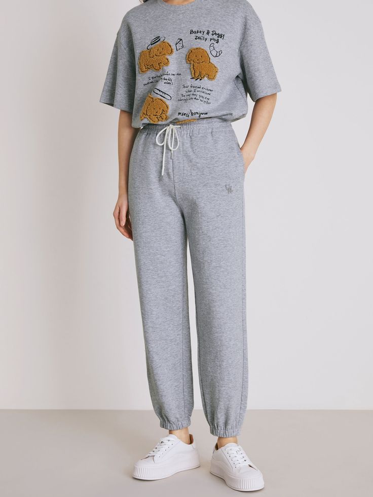 Details: Refreshing light gray color sweatpants Loose drawstring leg design Elasticated waist with side pockets Materials & Care: Cotton 93.5%, Nylon 6.5% Hand wash | Dry clean Do not bleach Size & Fit: Model is 5'7", Bust 32, Waist 24, Hips 35, wearing a size S Item #: EM2PA36 Gray Joggers For Spring Loungewear, Spring Gray Joggers For Loungewear, Gray Spring Loungewear Joggers, Gray Drawstring Pants For Jogging, Gray Loungewear Pants With Elastic Cuffs, Gray Sweatpants With Ribbed Waistband For Spring, Gray Athleisure Sweatpants For Spring, Gray Sweatpants For Spring Loungewear, Gray Sweatpants With Pockets For Lounging