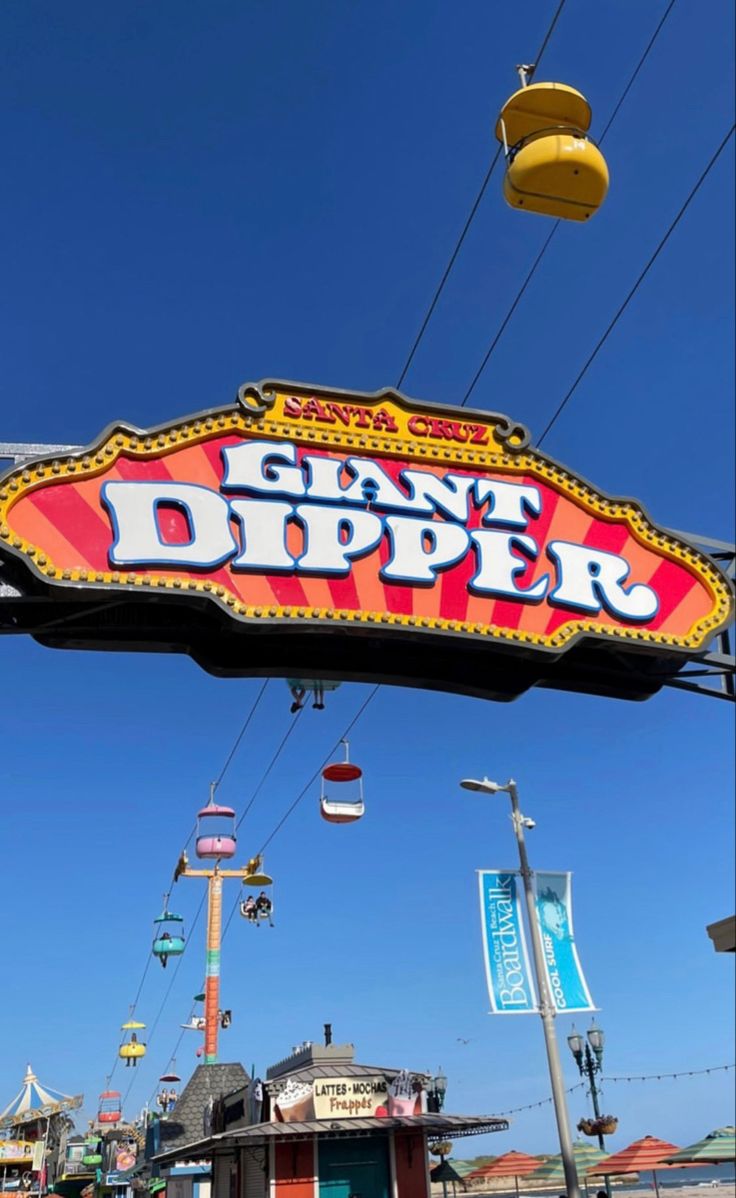 the giant sign for giant dipper in front of an amusement park