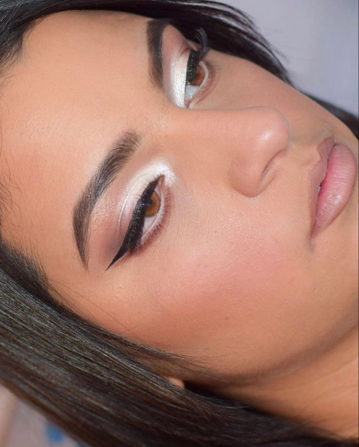 Eyeshadow Looks White Dress, White Shadow Makeup Looks, White And Silver Eyeshadow Looks, Makeup For White Dress Eyeshadows, Pink Eyeshadow Looks White Eyeliner, Simple White Glitter Eye Makeup, Makeup For Off White Dress, White Frosty Eye Makeup, Make Up White Dress Makeup