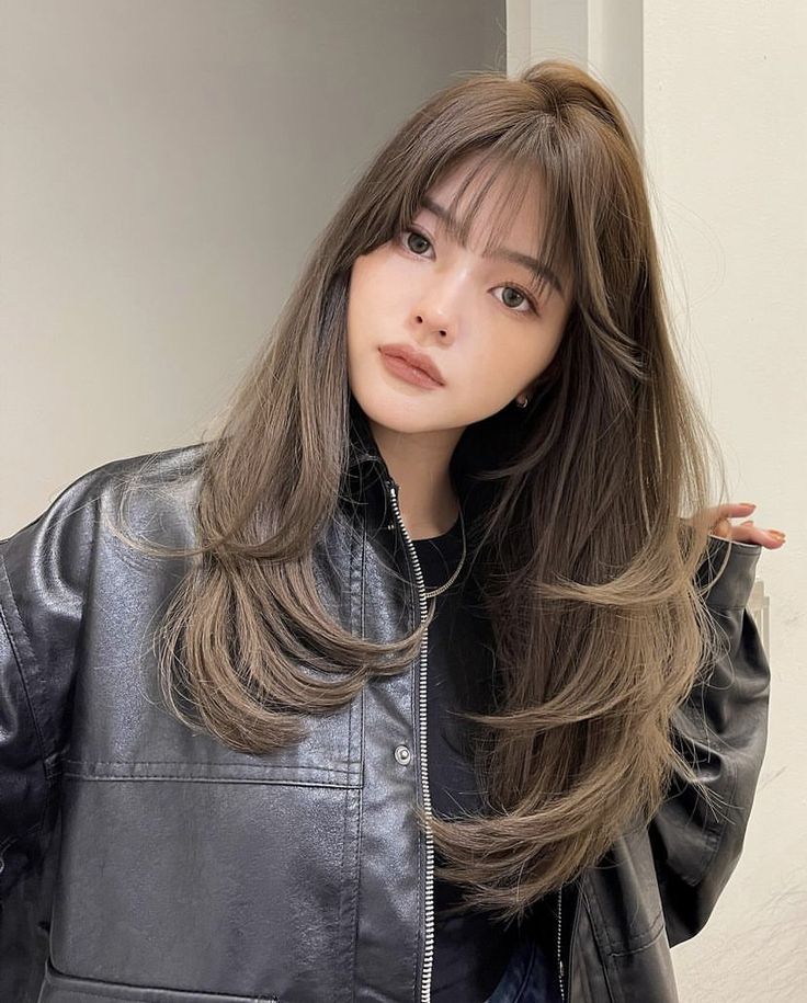 Korean Hair For Round Face, Wide Forehead Hairstyle Korean, Asian Round Face Haircuts, Hair Cuts For Thick Long Hair, Butterfly Cut With Bangs, Haircut 2025, Sleek Short Hair, Layered Hair With Bangs, Hair Inspiration Long