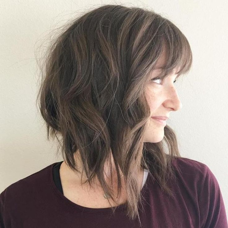 Messy Angled Lob with Bangs Angled Bob Haircuts For Women, Curls And Bangs, Angled Lob, Haircut Ideas Trendy, Shoulder Length Bob Haircut, Bob Wedding Hairstyles, Long Angled Bob, Long Bob With Bangs, Inverted Long Bob