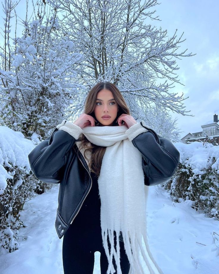 Winter Picture Poses Instagram, Queenstown Outfit, Poses For Snow Pictures, Kashmir Photography Poses, Winter Picture Ideas For Instagram, Poses For Pictures Instagram Winter, Winter Poses For Instagram, Snow Pictures Aesthetic, Instagram Picture Ideas Winter