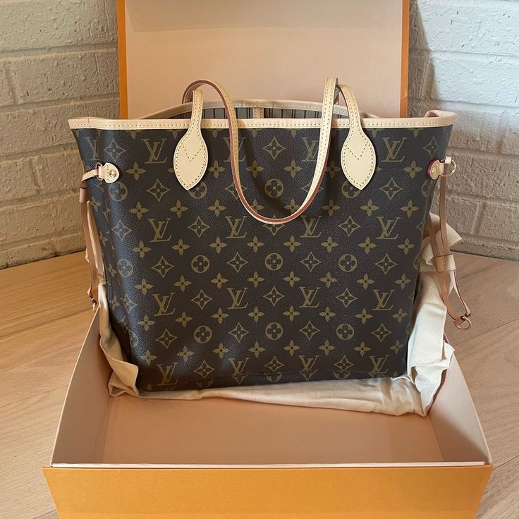 New Louis Vuitton Neverfull Mm. Received As Gift And Never Used. Original Box And Garment Bag Included. Open To Receive, Tote Bag Outfit, Louie Vuitton, Louis Vuitton Neverfull Gm, Monogram Outfit, Louis Vuitton Speedy 25, Louis Vuitton Neverfull Monogram, Monogram Neverfull, Neverfull Mm Monogram