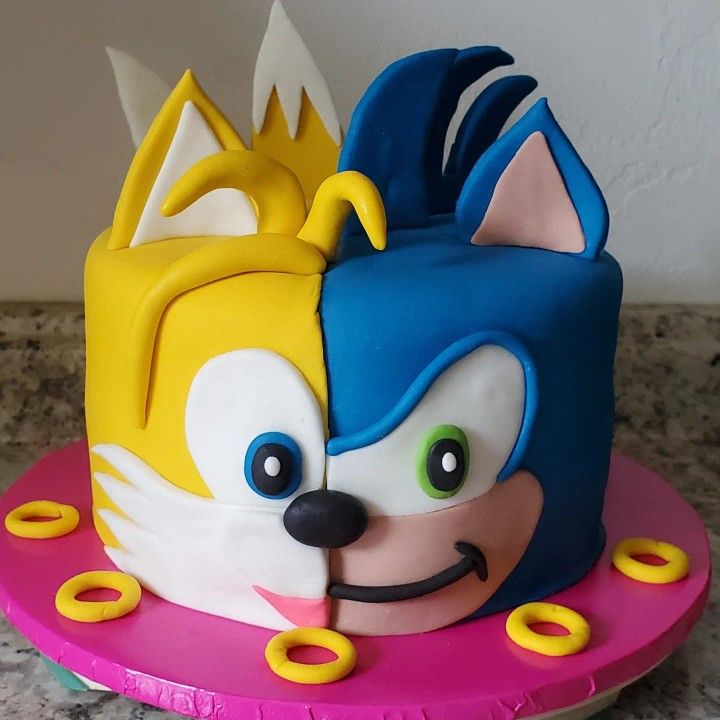 a cake that looks like sonic the hedgehog