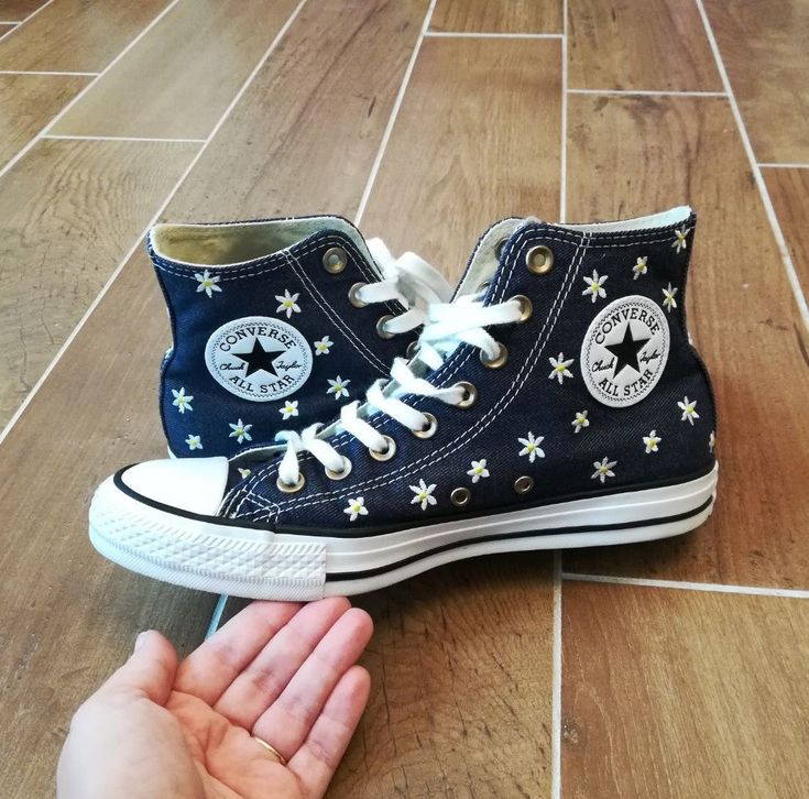 Daisy Converse, Diy Converse, Converse Embroidery, Painted Shoes Diy, Embroidered Converse, Custom Converse, Embroidery Shoes, Embroidered Shoes, Cute Embroidery