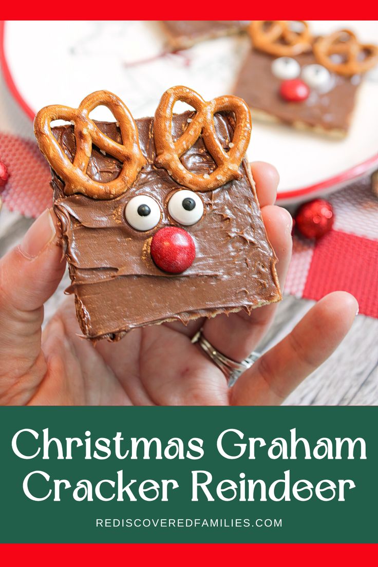 christmas graham cracker reindeer with pretzels on top and the words, christmas graham cracker reindeer