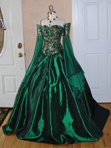 Victorian Ball Gowns | Victorian Dressesi want this lots dress if nutin asejm Ball Gowns Victorian, Medieval Corset, Victorian Ball Gowns, Gaun Abad Pertengahan, Medieval Gown, 파티 드레스, Old Dresses, Medieval Dress, Vintage Gowns