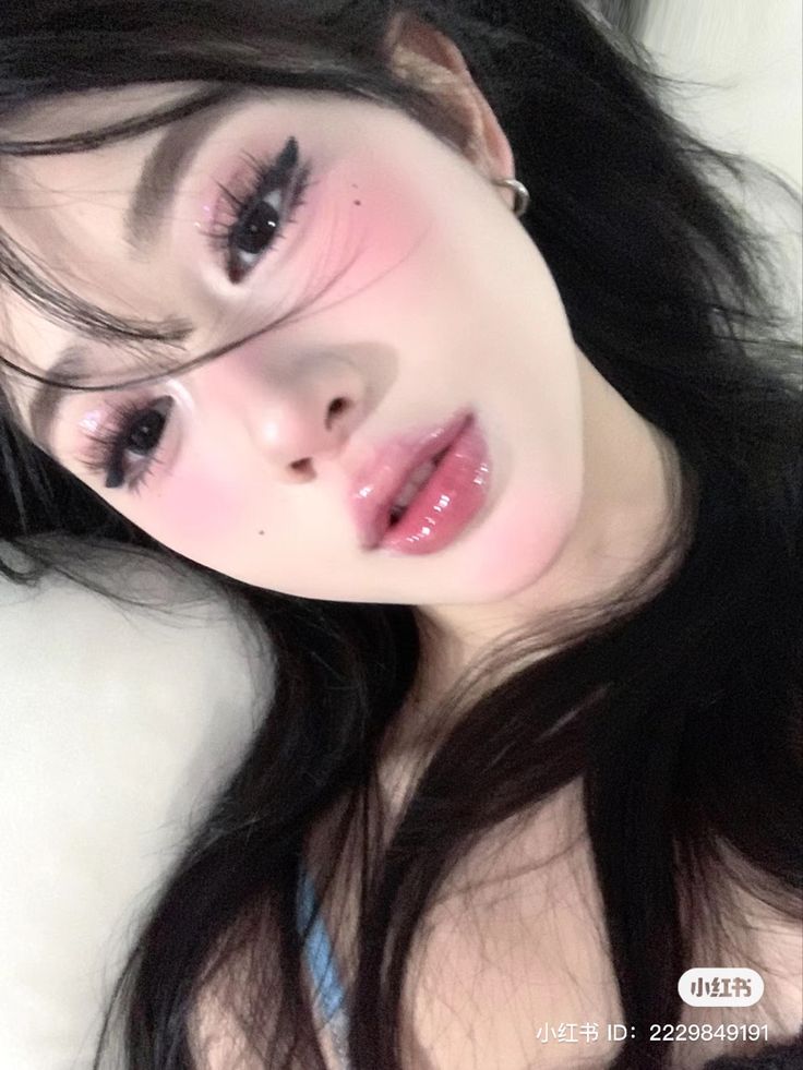 Cool Toned Douyin Makeup, Pretty Korean Makeup, Makeup Looks Douyin, Anime Makeup Ideas, Teknik Makeup, Makeup Douyin, Funny Face Photo, Eyeshadow Colors, Photo Funny