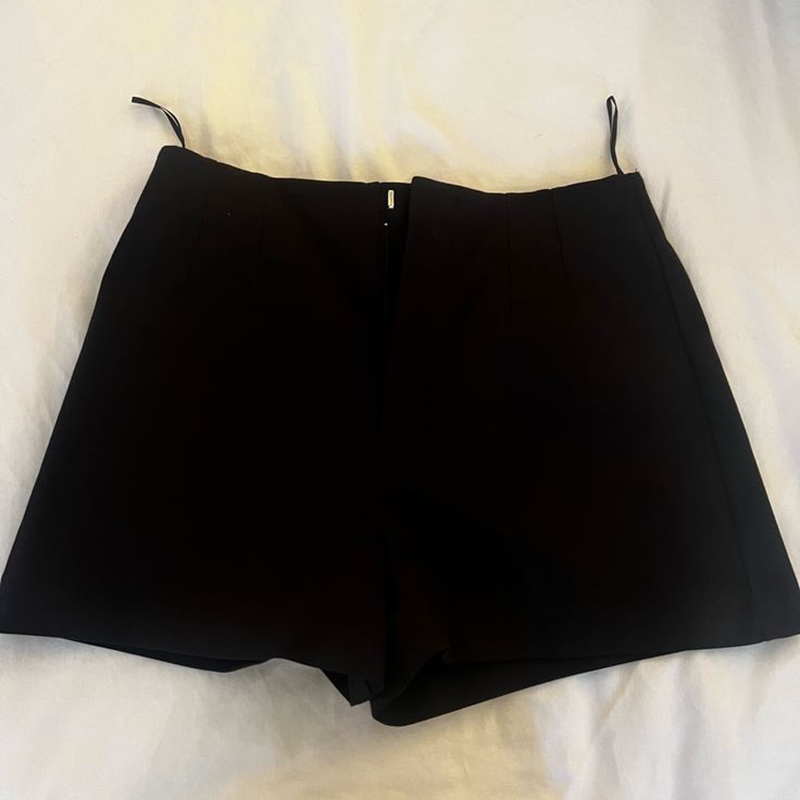 Never Worn Chic Shorts With Side Zipper, Black Mini Shorts For Night Out, Chic Fitted Shorts With Side Zipper, Elegant Black Shorts For Going Out, Elegant Black Mini Shorts, Elegant Black Shorts For Date Night, Black Bottoms With Side Zipper Mini Length, Chic Black Shorts With Short Inseam, Black Bottoms With Side Zipper And Mini Length