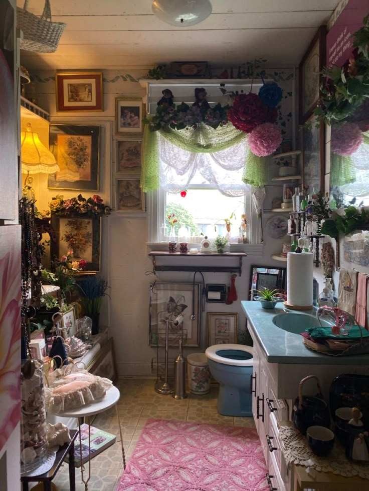 this is a antique shop in ferris tx.m bathroom. Bathroom Inspo Maximalist, Cluttered Bathroom Aesthetic, Hippy Bathroom Ideas, Cozy Bathroom Aesthetic Vintage, Grandma Bathroom Aesthetic, Cluttercore Bathroom, Cottage Core Bathroom Ideas, Indie Bathroom Ideas, Cozy Maximalism Bathroom