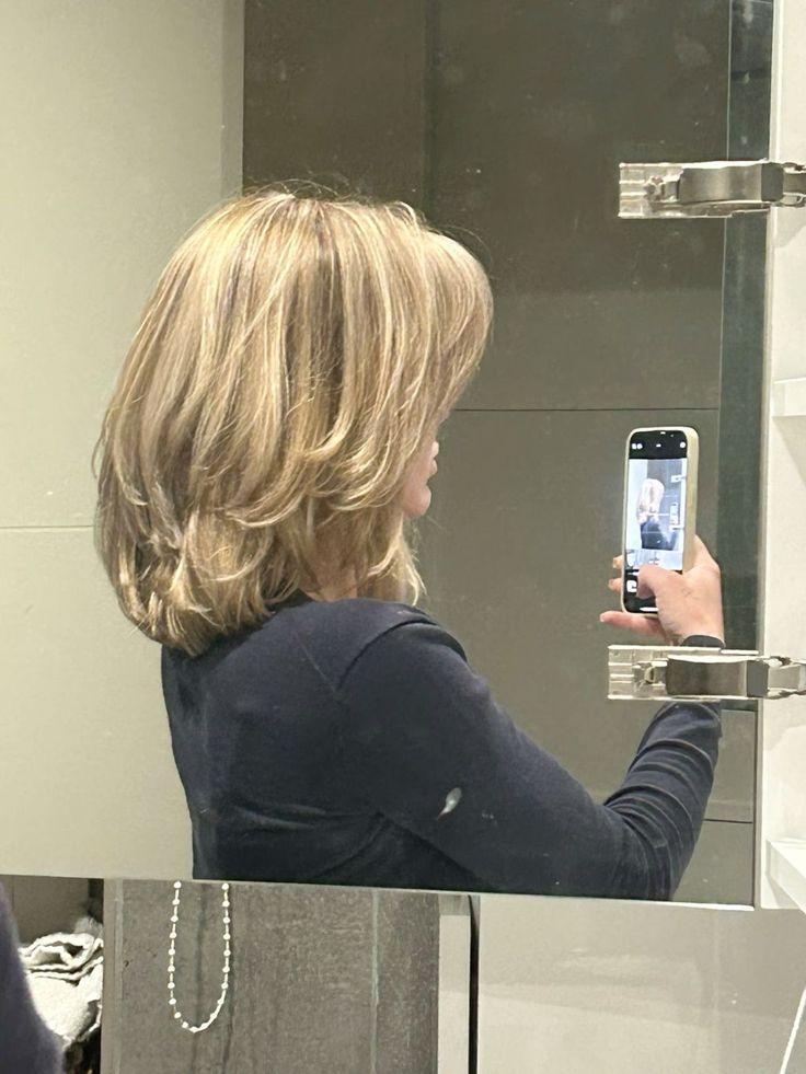 #BlondeHairGoals #BlondeTransformation #HairMakeover #BlondeBeauty #BlondeAmbition #HairInspo #BlondeBombshell #BlondeJourney #NewHairWhoDis #BlondeVibes #HairTransformation #BlondeLife #BlondeHighlights #BlondeObsessed #BlondeMagic Layered Bob Hairstyles 90s, Short Blonde Hair With Bangs And Layers, Cute Blonde Short Hair, Layers Bob Medium, 90s Bob With Layers, Blonde Bob 90s, Blonde Bob Layers, 90s Layered Bob Short, Long Bob 90s