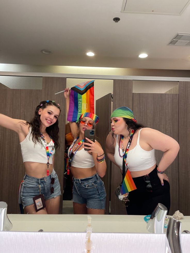 Pride Party Outfit Ideas, Last Minute Pride Outfit, Grunge Pride Outfit, Simple Pride Outfit Ideas, Pride Aesthetic Outfits Summer, Pride Outfits Ideas, Pride March Outfit Ideas, Pride Lesbian Outfit, Queer Outfits Women Summer